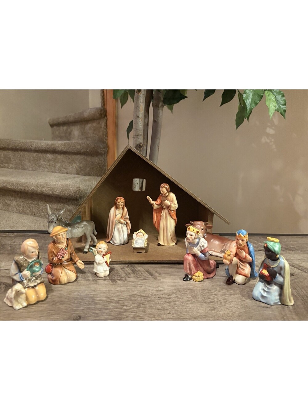 HUMMEL GOEBEL Porcelain Christmas Nativity 11 Pieces Plus Wooden Manger HX257